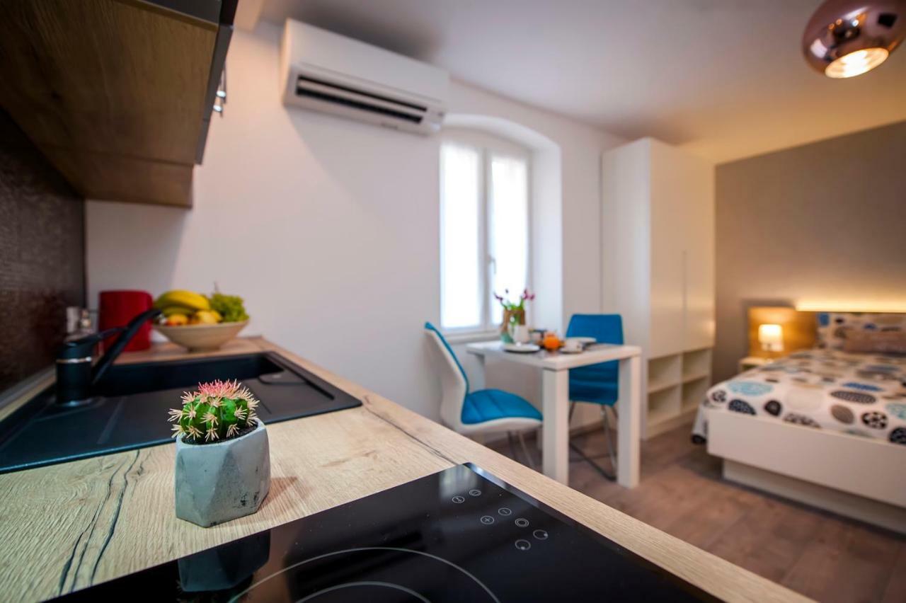 Studio Apartment Kris ロヴィニ エクステリア 写真